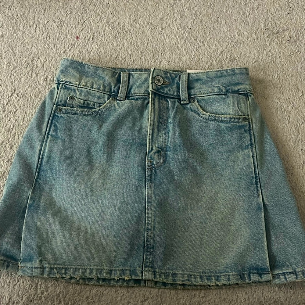 MED WASH, SO, SIZE 5/27W TRENDY WOMENS SKORT